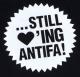 Zum Fairtrade T-Shirt "... still loving antifa!" für 19,45 € gehen.