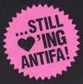 Zum Fairtrade T-Shirt "... still loving antifa! (pink)" für 19,45 € gehen.