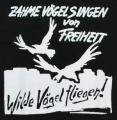 Zum T-Shirt "Zahme Vögel singen von Freiheit. Wilde Vögel fliegen!" für 15,00 € gehen.