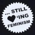 Zum T-Shirt "... still loving feminism" für 15,00 € gehen.