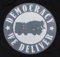 Zum Kapuzen-Pullover "democracy - we deliver" für 28,00 € gehen.