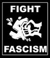 Zum Polo-Shirt "Fight Fascism" für 16,10 € gehen.