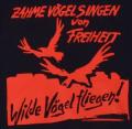 Zum taillierter Kapuzen-Pullover "Zahme Vögel singen von Freiheit. Wilde Vögel fliegen! (rot)" für 28,00 € gehen.