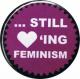 Zum 25mm Magnet-Button "... still loving feminism" für 2,00 € gehen.