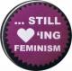 Zur Artikelseite von "... still loving feminism", 25mm Button für 0,90 €