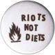 Zur Artikelseite von "Riots not diets (schwarz/weiß)", 25mm Button für 0,90 €