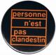 Zum 25mm Magnet-Button "personne n´est pas clandestin" für 2,00 € gehen.