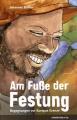 Zur Artikelseite von Bühler und Johannes: "Am Fuße der Festung", Buch für 19,80 €