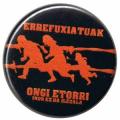 Zum 37mm Button "Errefuxiatuak Ongi Etorri" für 1,10 € gehen.