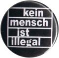 Zum 50mm Magnet-Button "Kein Mensch ist illegal (weiß/schwarz)" für 3,00 € gehen.