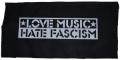 Zum Rückenaufnäher "Love Music Hate Fascism" für 3,00 € gehen.