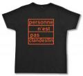 Zum Fairtrade T-Shirt "personne n´est pas clandestin (orange)" für 19,45 € gehen.