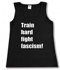 Zum tailliertes Tanktop "Train hard fight fascism !" für 15,00 € gehen.