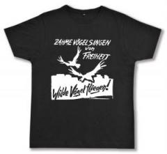 Zum Fairtrade T-Shirt "Zahme Vögel singen von Freiheit. Wilde Vögel fliegen!" für 19,45 € gehen.