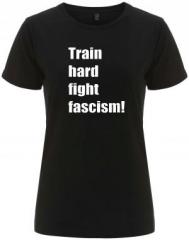 Zum tailliertes Fairtrade T-Shirt "Train hard fight fascism !" für 18,10 € gehen.