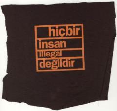 Zum Aufnäher "hicbir insan illegal degildir" für 1,61 € gehen.