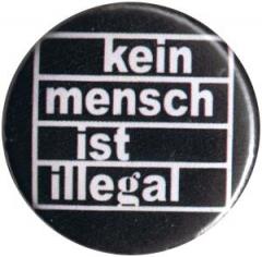 Zum 25mm Button "Kein Mensch ist illegal (weiß/schwarz)" für 0,90 € gehen.