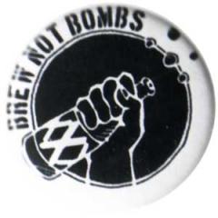 Zum 25mm Magnet-Button "Brew not Bombs" für 2,00 € gehen.