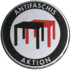 Zum 37mm Button "Antifascis TISCHE Aktion" für 1,10 € gehen.