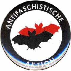 Zum 37mm Button "Antifaschistische Aktion (Fledermaus)" für 1,10 € gehen.