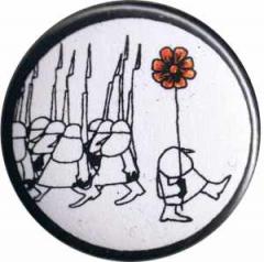 Zum 50mm Magnet-Button "Blume gegen Gewehre" für 3,00 € gehen.