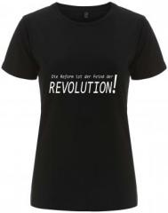 Zum tailliertes Fairtrade T-Shirt "Die Reform ist der Feind der Revolution" für 18,10 € gehen.