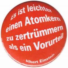 Zum 50mm Magnet-Button "Es ist leichter einen Atomkern zu zertrümmern als ein Vorurteil (Albert Einstein)" für 3,00 € gehen.