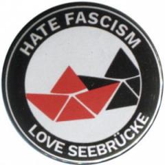 Zum 50mm Magnet-Button "Hate Fascism - Love Seebrücke" für 3,00 € gehen.
