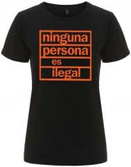 Zum tailliertes Fairtrade T-Shirt "ninguna persona es ilegal" für 18,10 € gehen.