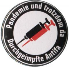 Zum 50mm Magnet-Button "Pandemie und trotzdem da - Durchgeimpfte Antifa" für 3,00 € gehen.