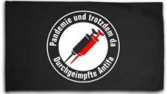 Zur Fahne / Flagge (ca. 150x100cm) "Pandemie und trotzdem da - Durchgeimpfte Antifa" für 25,00 € gehen.