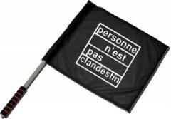 Zum/zur  Fahne / Flagge (ca. 40x35cm) "personne n´est pas clandestin" für 15,00 € gehen.