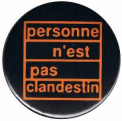 Zum 50mm Button "personne n´est pas clandestin" für 1,40 € gehen.