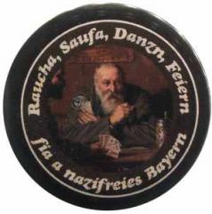Zum 50mm Magnet-Button "Raucha Saufa Danzn Feiern fia a nazifreies Bayern (Kartenspieler)" für 3,12 € gehen.
