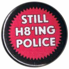 Zum 50mm Magnet-Button "Still H8ing Police" für 3,00 € gehen.