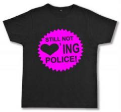 Zum Fairtrade T-Shirt "Still not loving Police! (pink)" für 19,45 € gehen.
